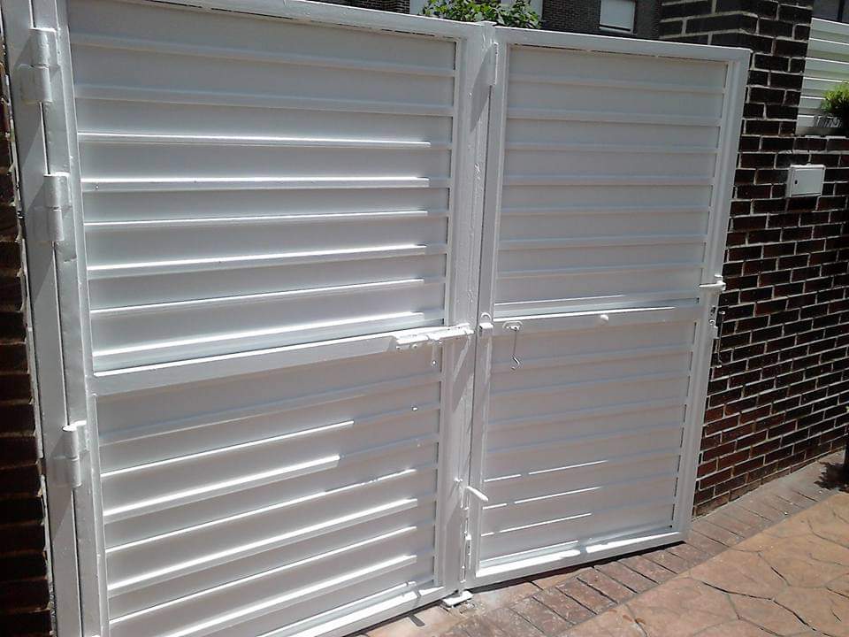 carpinteria aluminio carpintero puerta de aluminio comunidad vecinos portal guadalajara  